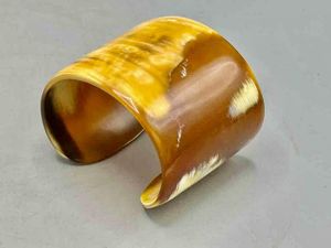 กำไลข้อมือเขาควายดีไซน์เนอร์พร้อมผิวเขาธรรมชาติสำหรับเครื่องประดับแฟชั่นร่วมสมัย - Product Image 1