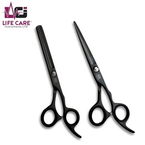 Ensemble de ciseaux de coiffure professionnels noirs pour salon, ciseaux de barbier et ciseaux à effiler japonais par Life Care Instruments. - Product Image 1