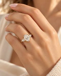 Anillo de Diamante Cultivado en Laboratorio de Corte Ovalado en Oro Amarillo de Excelente Calidad con Piedras Laterales en Forma de Pera, Regalo Nupcial de Lujo Disponible a un Precio Competitivo - Product Image 5