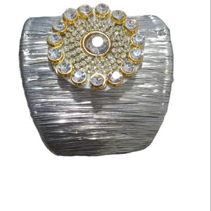 Bracelet manchette en fil doré avec perles, bijou audacieux de luxe, bijoux minimalistes, bracelet de fête pour grossistes - Product Image 1