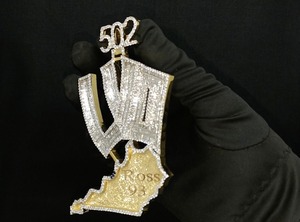Pendentif Thème 502 Ross 03 Plaqué Or avec Strass en Cristal, Breloque Hip Hop Unisexe, Bijou Iced Out - Product Image 4