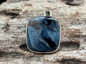 Collar con Colgante de Piedra Africana Hecha a Mano en Plata de Ley 925 con Pietersita Azul y Detalles en Oro Vintage, Joyería Única, Regalo para Mujer - Product Image 4