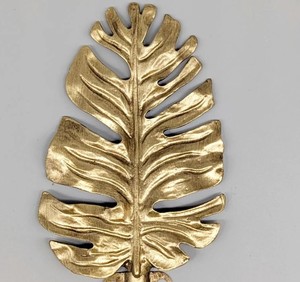 Gancho de Pared Decorativo con Diseño de Hoja de Monstera en Metal Dorado Rústico, Perchero con Patrón de Planta - Product Image 4