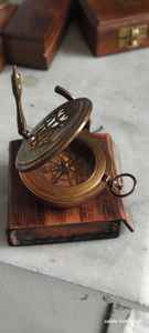 Brújula de Bolsillo Metálica Antigua con Estuche de Cuero, Diseño Grabado, Acabado Pulido - Regalo Náutico Marítimo Hecho a Mano para Coleccionistas - Product Image 4