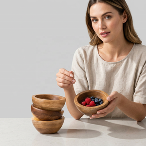 Bol de service en bois massif de qualité supérieure, avec des bords lisses, une finition durable et un grand espace pour servir les plats. - Product Image 1