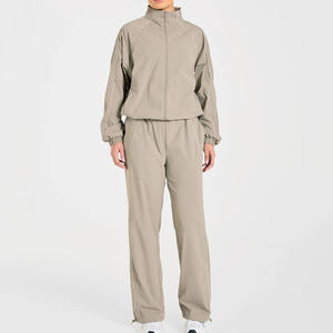 Conjunto Deportivo de Verano para Mujer, Color Taupe, Estilo Retro, Chaqueta Deportiva y Pantalones Jogger, Ligero, Ecológico, Transpirable y de Secado Rápido - Product Image 1