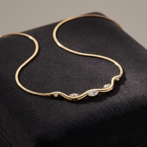 Collar de barra curva escultural para mujer con diamantes de laboratorio de corte marquesa, chapado en oro de 18K, moderno, de cinco piedras, para fiesta, color blanco D - Product Image 1