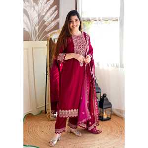 Conjunto de Top y Dupatta de Terciopelo de Diseñador, Estilo Indio y Pakistaní para Fiestas - Product Image 3