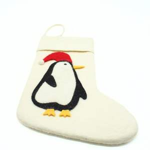 Chaussette de Noël en feutre de laine écologique, faite à la main, motif pingouin mignon, avec design personnalisé - Cadeau de Noël - Product Image 3