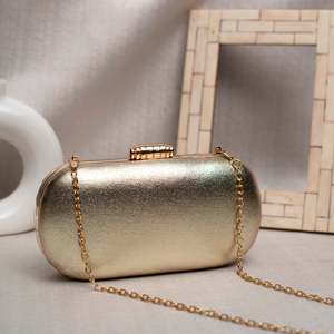 Pochette élégante dorée scintillante, sac de soirée métallique tendance pour femmes, pour les soirées et les événements formels - Product Image 1