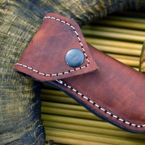 Cuchillo de caza de acero de Damasco con hoja de punta caída, borde serrado, mango de micarta e incrustaciones de marfil - Product Image 2