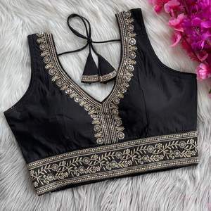 Chemise en soie romaine brodée, prête à porter, noire - Product Image 1