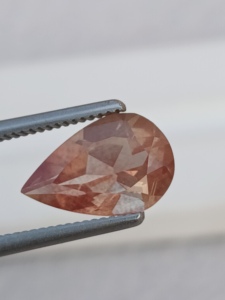Piedra Preciosa Suelta de Sunstone Natural, Corte Ovalado Rojo Anaranjado, 6.8x5.10 mm, 0.70 Quilates, con Juego de Color para Joyería, Haram Gems Art - Product Image 1