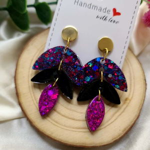 Boucles d'oreilles en résine faites à la main avec un design coloré et moucheté, bijoux tendance pour femmes - Product Image 1