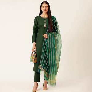 Conjunto de shalwar kameez de chifón tradicional de alta calidad para mujer, de 3 piezas, con chal bordado para bodas y fiestas - Product Image 4