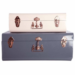 Par de baúles de almacenamiento de metal color crema y pizarra con herrajes de cobre vintage para un interior clásico - Product Image 1