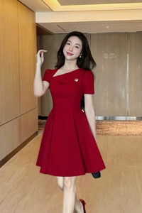 Vestido Premium Rojo con Hombros Descubiertos y Corte Evase para Mujer |   Vestido Alva con Encanto para Fiesta de Graduación |   LAVIEM - Product Image 4