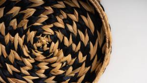 Panier en jacinthe d'eau de couleur naturelle combiné à un panier de rangement noir fait main, vente en gros, écologique, fabriqué au Vietnam - Product Image 4