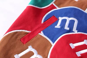 เสื้อแจ็คเก็ตมอเตอร์สปอร์ตสำหรับเด็กแบบสั่งทำพิเศษ สไตล์สตรีทแวร์ฮิปฮอป ปักลายทั้งตัว ผ้าคอตตอนทวิล ผลิตจากโรงงานโดยตรง - Product Image 3