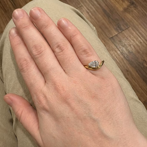 Bague de fiançailles et de mariage personnalisée en or rose 14 carats avec diamant taille poire certifié IGI 1,25 carat, style solitaire croisé est-ouest, pour le petit doigt - Product Image 5