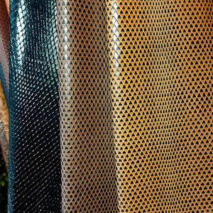 Matériau texturé en similicuir imprimé triangle exquis pour la fabrication de sacs à main de luxe, ceintures, chaussures, projets en cuir, décoration intérieure DIY, art - Product Image 1