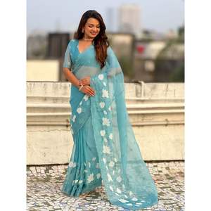 ผ้าไหมชานดาโคราแท้ พร้อมลายปักดอกไม้แบบบุตติส และขอบผ้าปักลายฉลุแบบแอพพลิเคชั่น ผ้าไหมออร์แกนซ่า 100% ทรงตรง - Product Image 4