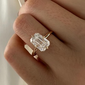 Anillo de compromiso con diamante cultivado en laboratorio, corte esmeralda, claridad VVS, certificado IGI, con halo oculto, 3 quilates, oro macizo de 14k/18k, moderno. - Product Image 1