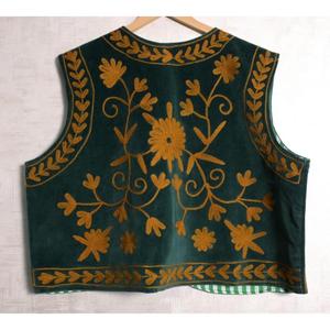 Chaleco Boho de Terciopelo Suzani para Mujer, Chaleco Bordado a Mano con Diseño Floral, Chaqueta Vintage de Diseñador - Product Image 2
