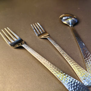 Ensemble de couverts en métal martelé à haute brillance de 5 pièces comprenant une fourchette à dîner, une fourchette à salade, une cuillère à soupe, une cuillère à café et un couteau à dîner. - Product Image 5