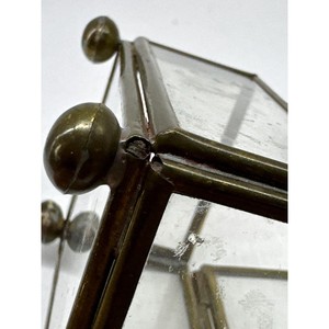 La structure métallique raffinée confère à cette boîte à bijoux un aspect esthétique luxueux et moderne. - Product Image 6