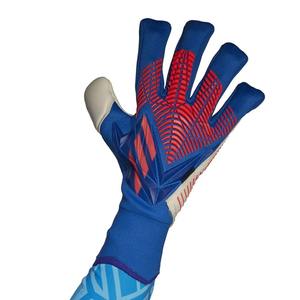 Gants de gardien de but avec une forme de doigts coupés au design négatif pour un ajustement parfait et un toucher précis du ballon lors des arrêts de balle, pour une utilisation sur le terrain. - Product Image 5