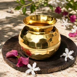 Kalash en laiton martelé à la main, pot à eau traditionnel, récipient décoratif pour la prière hindoue, pour temple, salle de prière, autel domestique, mariage - Product Image 1