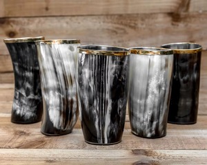Verre à boire artisanal écologique en corne de buffle véritable avec bordure en laiton poli couleur or, forme naturelle, de REHMAN CRAFT - Product Image 5