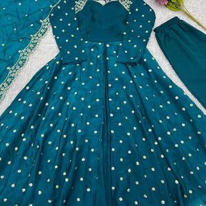 Robe de soirée indienne et pakistanaise de créateur lourd avec séquence de fond Dupatta brodée et look de lancement - Product Image 1