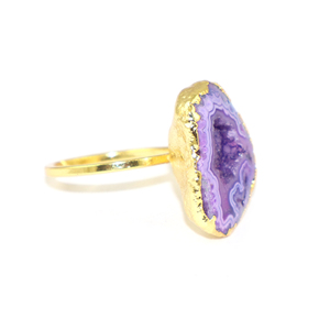 Bague classique en laiton plaqué or 18 carats avec pierre unique géode druse violette naturelle au design minimaliste, bijoux en gros pour femmes et jeunes filles - Product Image 2