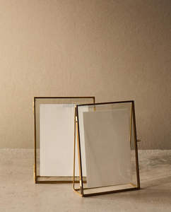 Cadre photo en métal de qualité supérieure pour les souvenirs de mariage, mettant en valeur un design magnifique, une durabilité et une présentation gracieuse, toujours aujourd'hui - Product Image 1