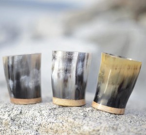 Tasses en corne de buffle de qualité supérieure, style Viking, avec accents en agate, produits métalliques haut de gamme pour usage en restauration - Product Image 1