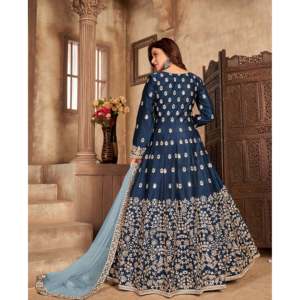 Robe de soirée artisanale de créateur avec un bas en satin imprimé floral et des détails en miroir véritable, accompagnée d'un dupatta, idéale pour les occasions spéciales. - Product Image 6