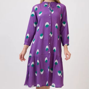 เดรสผ้าไหมสีน้ำเงินทรงเข้ารูปและบานออกช่วงกลางลำตัว คอทรงโอ แขนยาว ความยาวปกติ เย็บสำเร็จทั้งตัว ดีไซน์ทันสมัย เหมาะสำหรับงานปาร์ตี้ สำหรับสาวๆ - Product Image 1