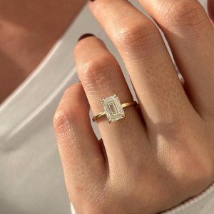 Bague de fiançailles fine en diamant de laboratoire taille émeraude 2,5 carats D VVS2, bague solitaire classique, bague en or jaune 14 carats, certifiée IGI - Product Image 5