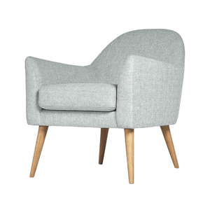 Un fauteuil d'intérieur avec un revêtement gris clair, des pieds en bois inclinés et un design moderne. - Product Image 1