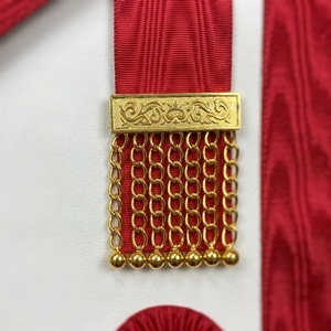 Delantal Masónico Rojo Personalizado con Adornos de Cadena Dorada y Insignias Circulares Bordadas, Delantal Ceremonial Clásico de Tela - Product Image 3