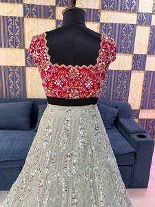 Celebraciones de Mehndi, funciones de Haldi. Lehenga Choli de georgette con un hermoso trabajo de lentejuelas de colores especiales y a la moda, para novias o mujeres. - Product Image 4