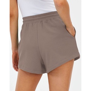 Shorts de sport taille haute pour femmes en tissu polaire respirant avec logo personnalisé – Nouvelles couleurs estivales tendance - Product Image 4