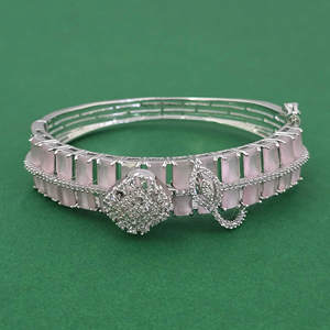 กำไลข้อมือทองเหลืองทำมือประดับเพชรคิวบิกเซอร์โคเนียแบบเปิดได้ ชุบโรเดียม ดีไซน์ลายสันติภาพ สไตล์คลาสสิก ของขวัญจาก Kanhai Jewels รุ่น 443961 - Product Image 4