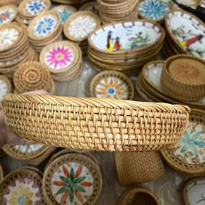 Cesta redonda de ratán tejida a mano con borde trenzado natural, decorativa, para servir, para mesa de comedor, mesa de café y almacenamiento en la cocina. - Product Image 5