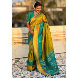 Sari en soie Paithani vert Mehandi Elite Weaves avec bordure en satin Muniya, vêtements indiens et pakistanais - Product Image 1