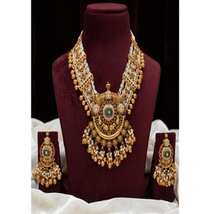 Ensemble collier et boucles d'oreilles en moissanite plaqué or de qualité supérieure, style Rajwadhi, pour collection de mariage. - Product Image 2
