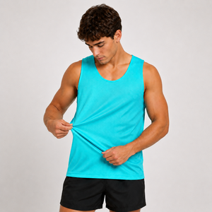 Venta al por mayor de camisetas sin mangas con cuello en V para hombre, de malla transpirable, ajuste atlético, chaleco deportivo de verano, color sólido. - Product Image 1