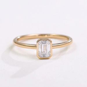 Bague en or avec moissanite taille émeraude 14K 18K, bague de fiançailles pour femme, sertie clos, solitaire, minimaliste, fine, bijoux - Product Image 1
